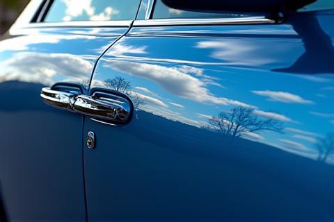 磨き上げられた高級車に映り込む美しい空の景色