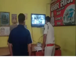 सीसी टीवी की जाँच करती पुलिस