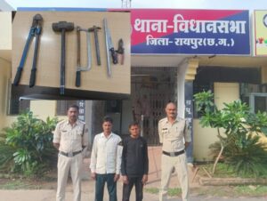 डकैती डालने की प्लानिंग कर रहे 3 बादमाशों को पुलिस ने गिरफ्तार किया है.