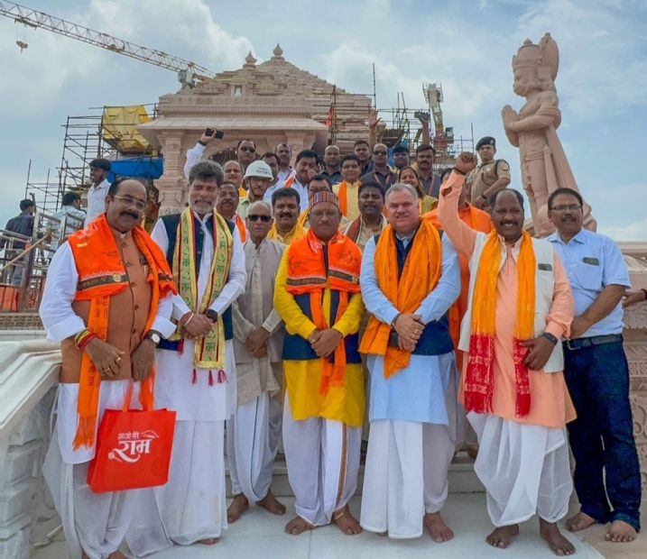 अयोध्या धाम में पवित्र राम जन्मभूमि में श्री रामलला के दर्शन के लिए जैसे ही मुख्यमंत्री विष्णु देव साय और उनके कैबिनेट के सहयोगी पहुंचे