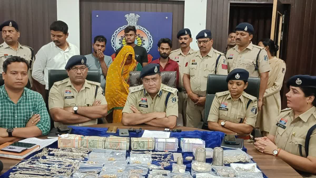 Theft of 50 lakh rupees from a textile businessman's house in Durg revealed
