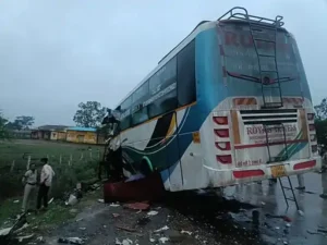 बस और हाइवा में टक्कर, तीन की मौत, 6 घायल